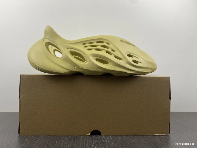 GV6775 Yeezy Foam RNNR Adidas Sulfur 0819